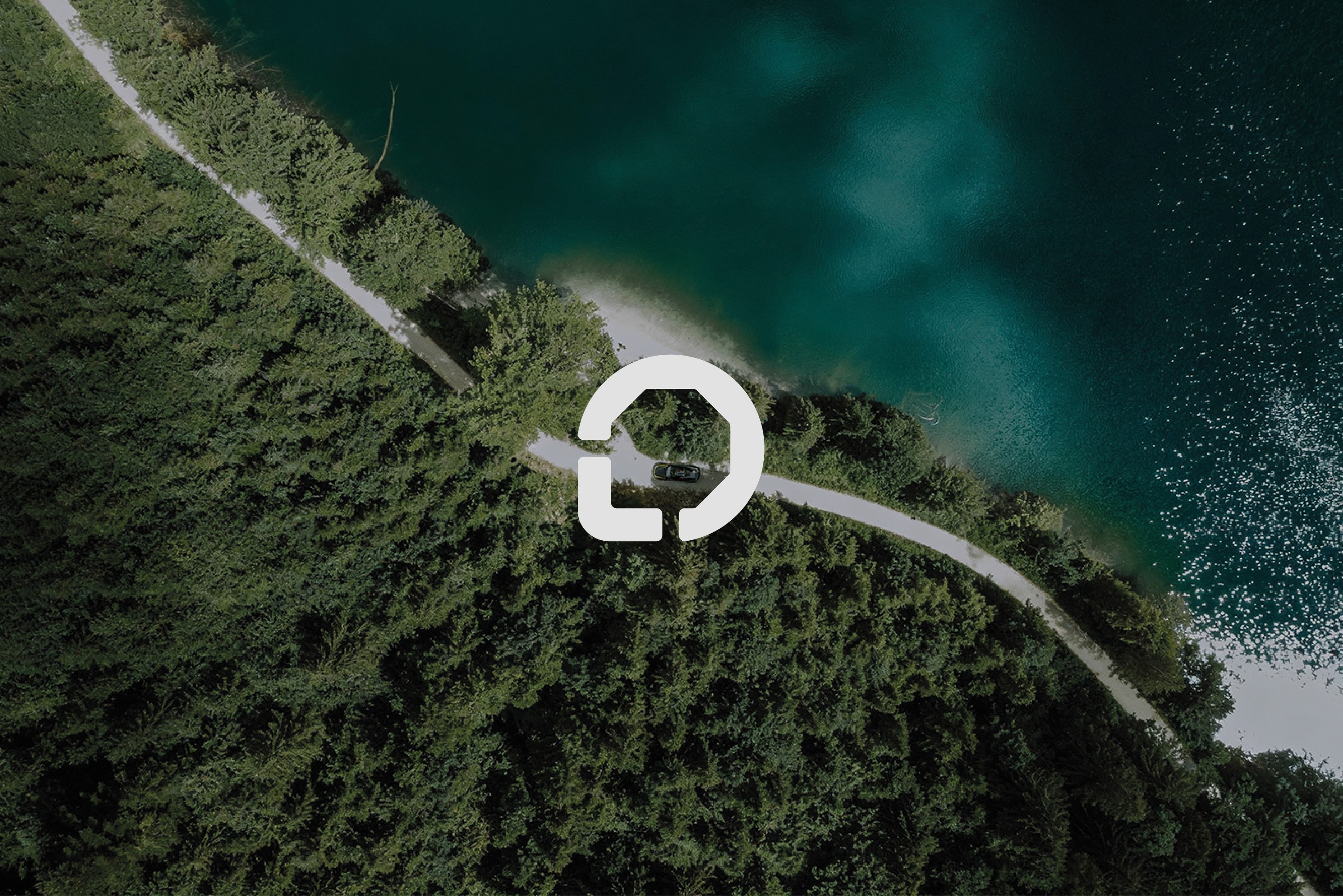 El símbolo de Leman sobre una carretera entre el bosque y el mar, vista aérea